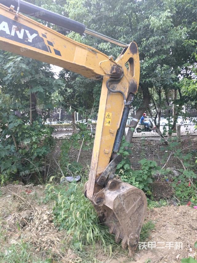 小臂整体左后(工作和回转装置) 小臂整体左后(工作和回转装置)