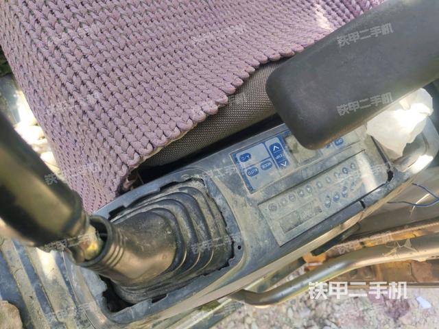 座椅左侧控制台/音响/含左手柄(驾驶室部分) 座椅左侧控制台/音响/含左手柄(驾驶室部分)