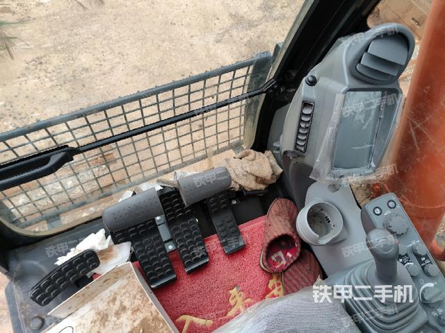 行走控制手柄和踏板 俯拍(驾驶室部分) 行走控制手柄和踏板 俯拍(驾驶室部分)