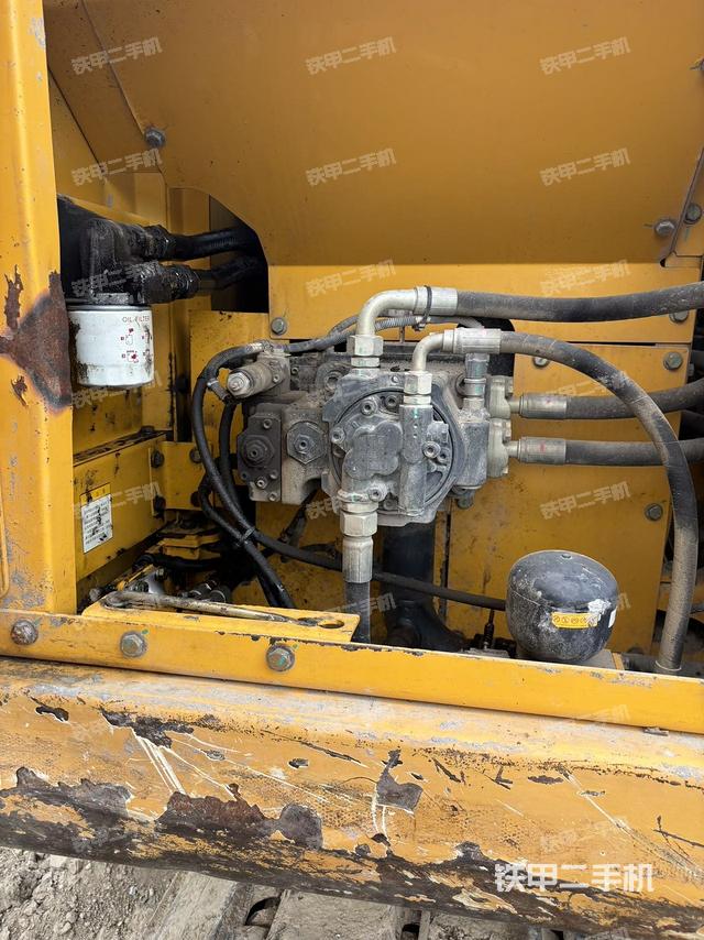 液壓泵艙室正面整體(整機(jī)外觀) 液壓泵艙室正面整體(整機(jī)外觀)