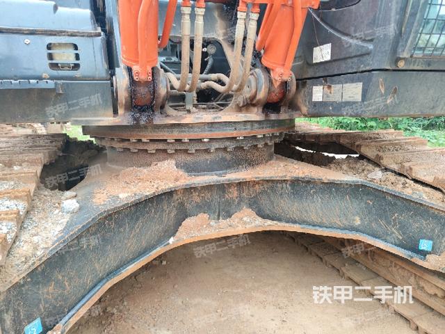转盘和下车架正前(工作和回转装置) 转盘和下车架正前(工作和回转装置)