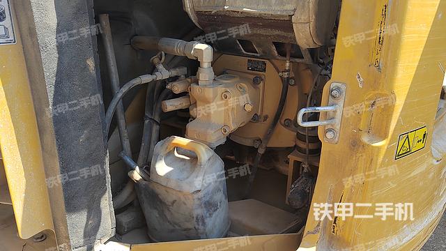 液壓泵艙室正面整體(整機(jī)外觀) 液壓泵艙室正面整體(整機(jī)外觀)