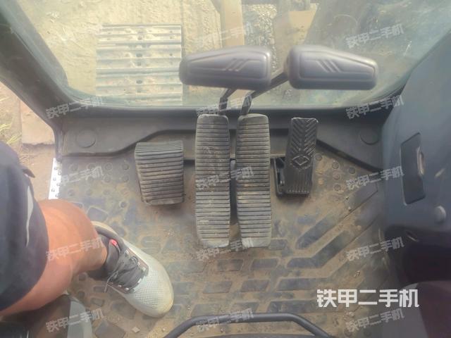 行走控制手柄和踏板?俯拍(駕駛室部分) 行走控制手柄和踏板?俯拍(駕駛室部分)