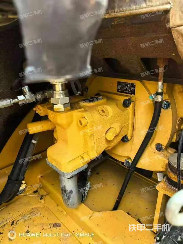 液压泵舱室正面整体(整机外观) 液压泵舱室正面整体(整机外观)