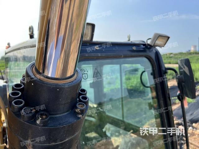 駕駛室頂部(整機(jī)外觀) 駕駛室頂部(整機(jī)外觀)