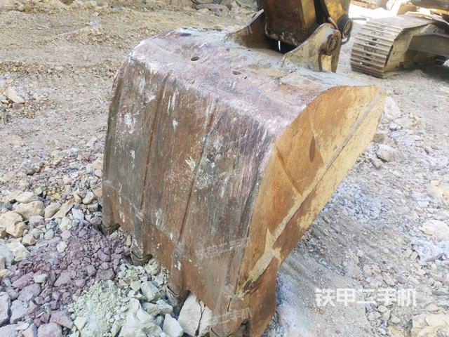 铲斗右后整体(工作和回转装置) 铲斗右后整体(工作和回转装置)