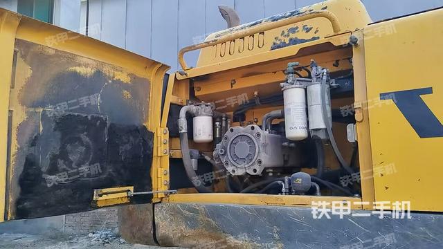液壓泵艙室正面整體(整機(jī)外觀) 液壓泵艙室正面整體(整機(jī)外觀)