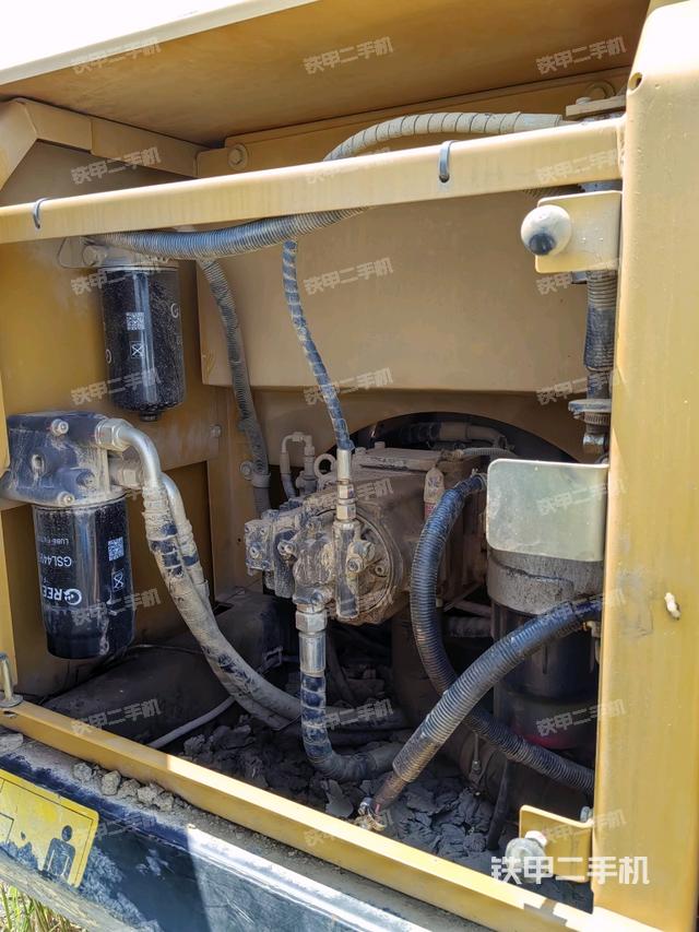 液压泵舱室正面整体(整机外观) 液压泵舱室正面整体(整机外观)