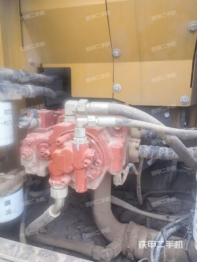 液壓泵艙室正面整體(整機外觀) 液壓泵艙室正面整體(整機外觀)
