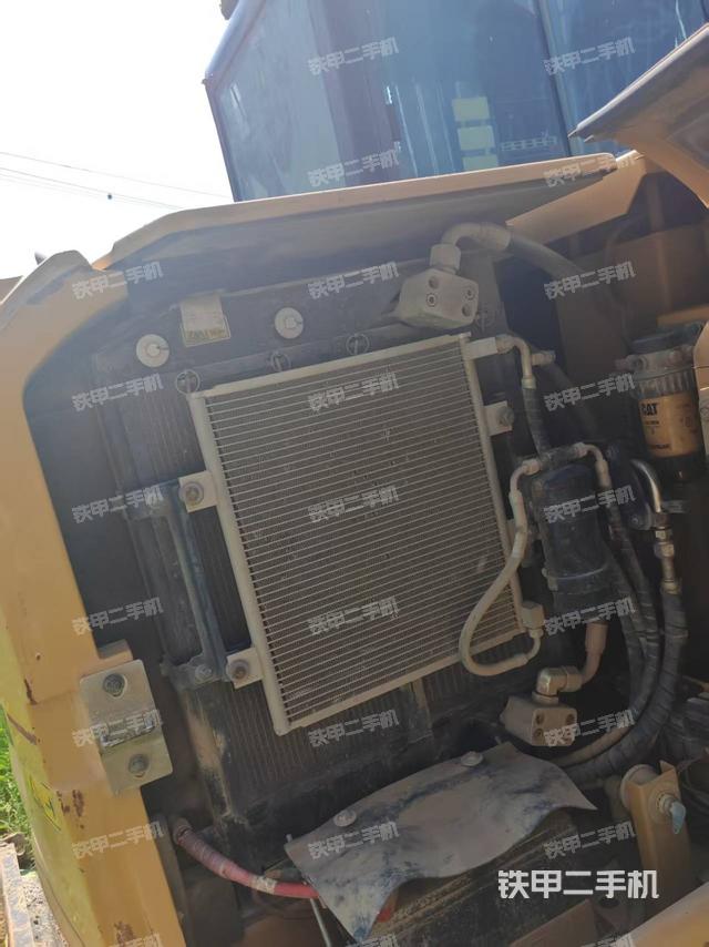駕駛室頂部(整機(jī)外觀) 駕駛室頂部(整機(jī)外觀)