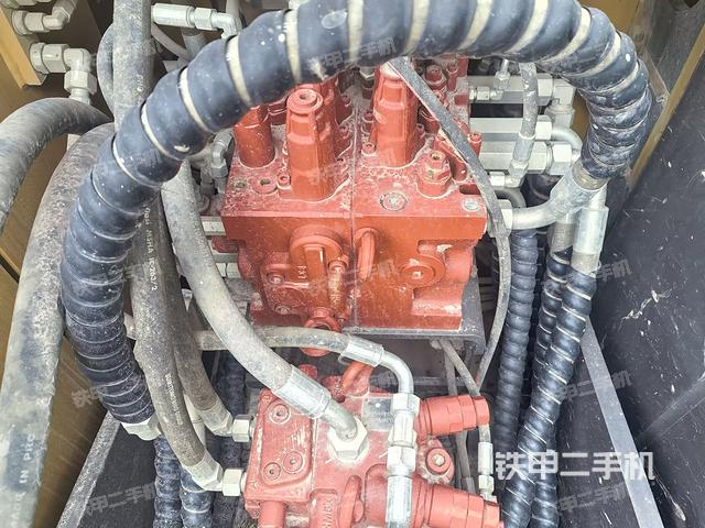 回轉(zhuǎn)馬達和主控閥(整機外觀) 回轉(zhuǎn)馬達和主控閥(整機外觀)