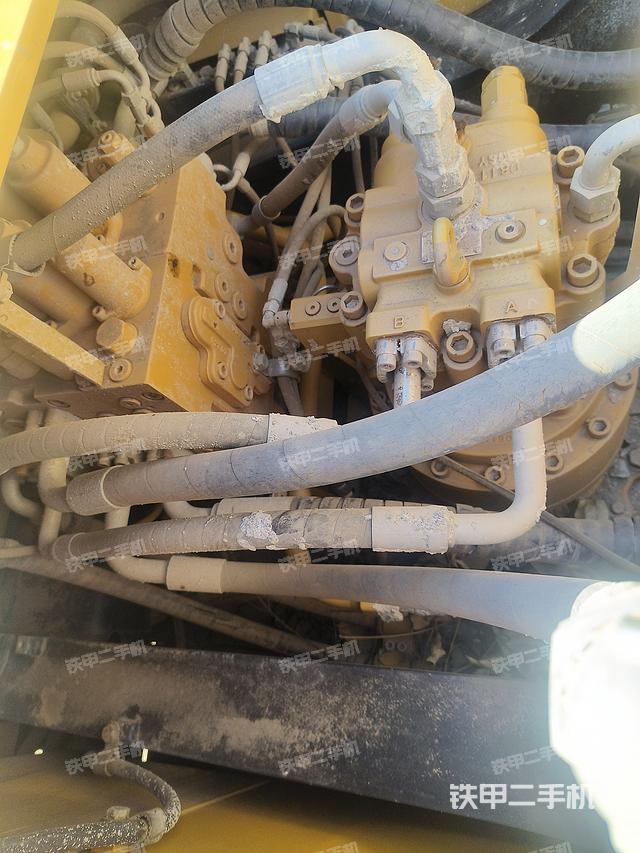 回转马达和主控阀（整机外观）