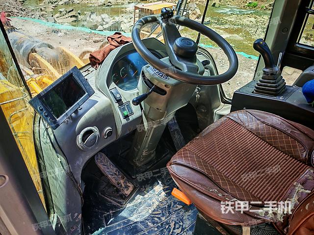 駕駛室操作臺(tái)(整機(jī)外觀及大件) 駕駛室操作臺(tái)(整機(jī)外觀及大件)