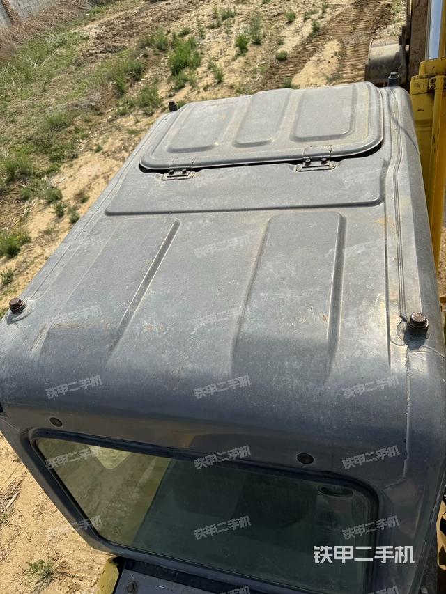 駕駛室頂部(整機(jī)外觀) 駕駛室頂部(整機(jī)外觀)