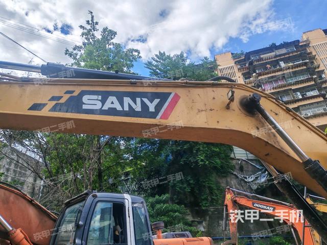 大臂油缸整体 竖拍(工作和回转装置) 大臂油缸整体 竖拍(工作和回转装置)