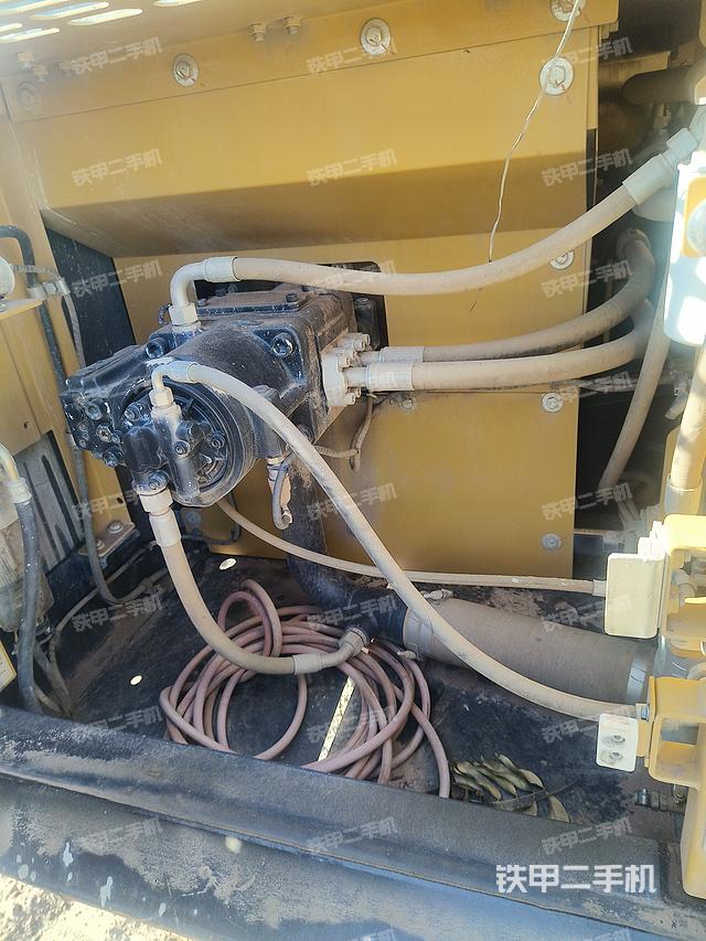 液压泵舱室正面整体（整机外观）