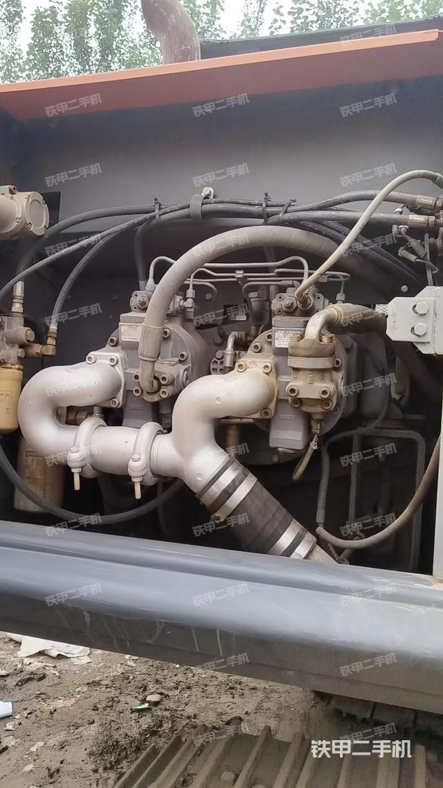 液压泵舱室正面整体（整机外观）