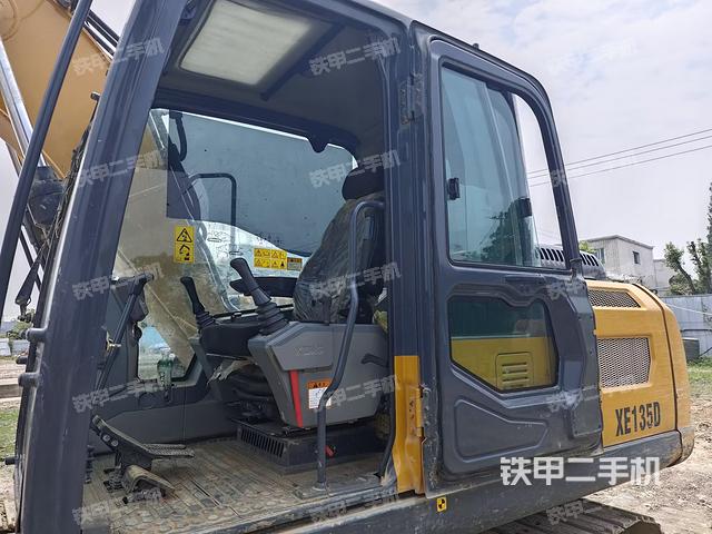 驾驶室整体(整机外观) 驾驶室整体(整机外观)