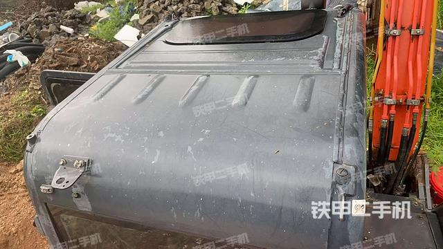 駕駛室頂部(整機(jī)外觀) 駕駛室頂部(整機(jī)外觀)