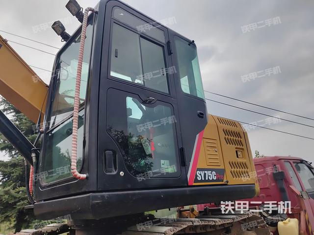 駕駛室整體(整機(jī)外觀) 駕駛室整體(整機(jī)外觀)