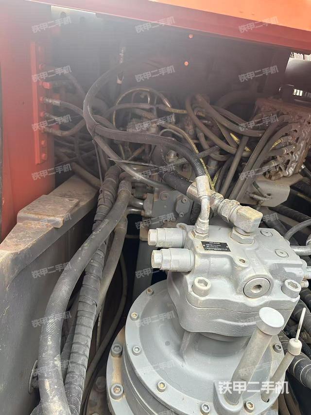 回转马达和主控阀（整机外观）