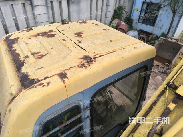 駕駛室頂部(整機(jī)外觀) 駕駛室頂部(整機(jī)外觀)