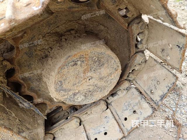 回转马达和主控阀(整机外观) 回转马达和主控阀(整机外观)