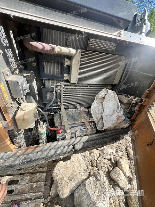 液壓泵艙室正面整體(整機(jī)外觀) 液壓泵艙室正面整體(整機(jī)外觀)