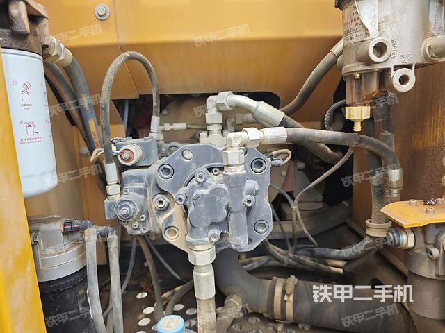 液压泵舱室正面整体(整机外观) 液压泵舱室正面整体(整机外观)