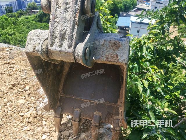 鏟斗右后整體(工作和回轉(zhuǎn)裝置) 鏟斗右后整體(工作和回轉(zhuǎn)裝置)