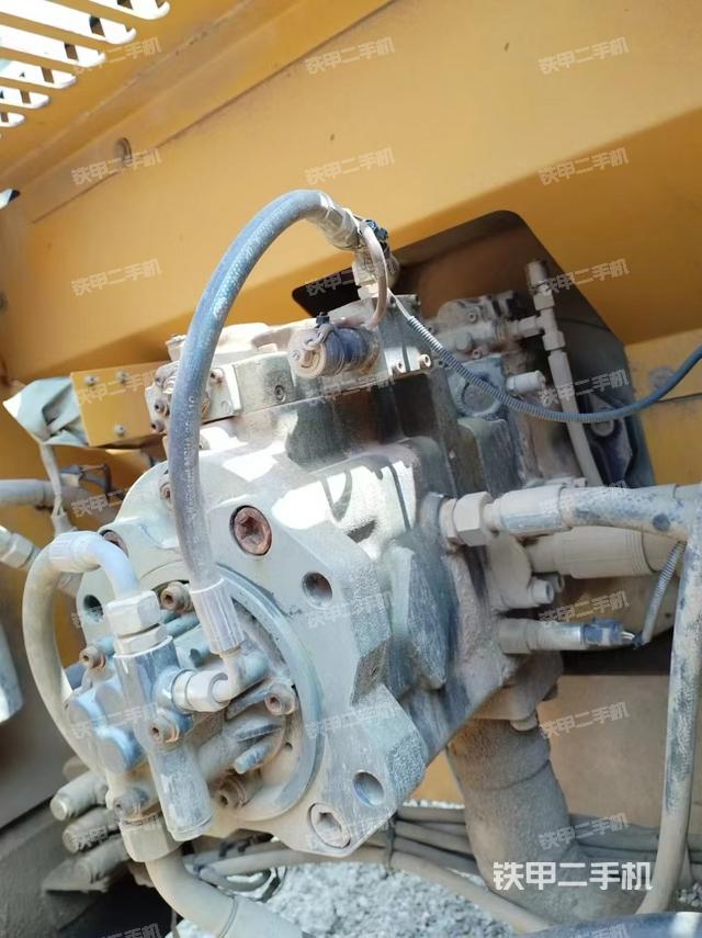 液壓泵艙室正面整體(整機外觀) 液壓泵艙室正面整體(整機外觀)