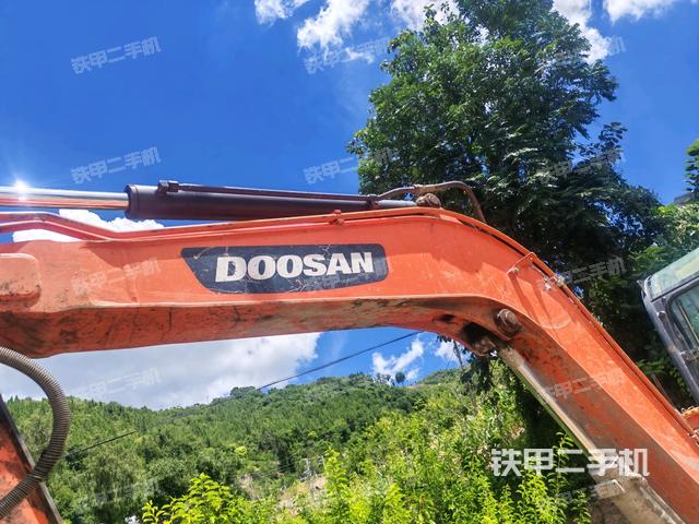 轉(zhuǎn)盤和下車架正前(工作和回轉(zhuǎn)裝置) 轉(zhuǎn)盤和下車架正前(工作和回轉(zhuǎn)裝置)