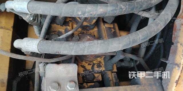 液压泵舱室正面整体（整机外观）