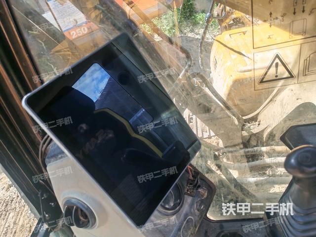 显示屏 (驾驶室部分) 显示屏 (驾驶室部分)