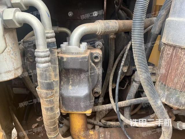液压泵舱室正面整体(整机外观) 液压泵舱室正面整体(整机外观)