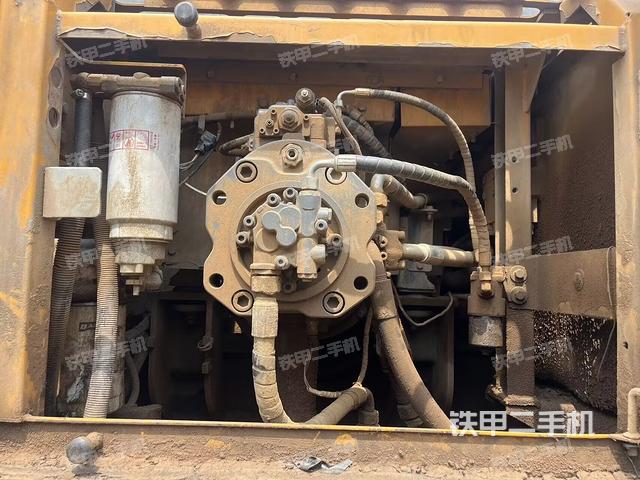 液压泵舱室正面整体(整机外观) 液压泵舱室正面整体(整机外观)
