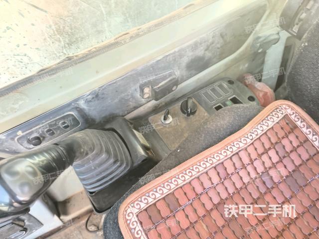 行走控制手柄和踏板?俯拍(駕駛室部分) 行走控制手柄和踏板?俯拍(駕駛室部分)