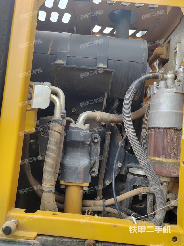 液壓泵艙室正面整體(整機(jī)外觀) 液壓泵艙室正面整體(整機(jī)外觀)