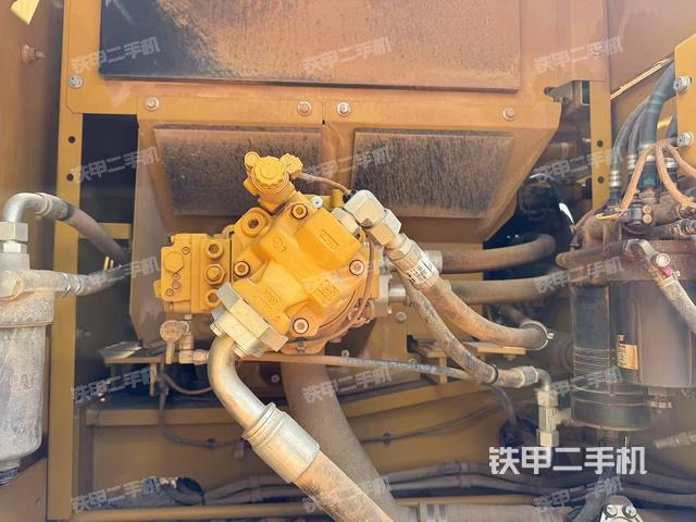 液壓泵艙室正面整體(整機(jī)外觀) 液壓泵艙室正面整體(整機(jī)外觀)