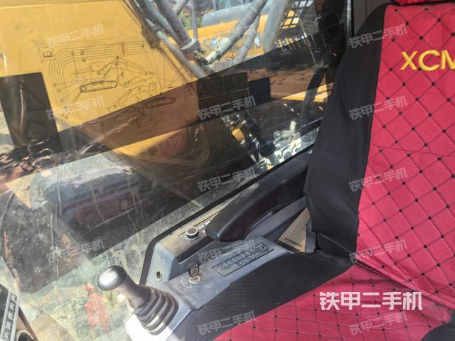 行走控制手柄和踏板 俯拍(驾驶室部分) 行走控制手柄和踏板 俯拍(驾驶室部分)