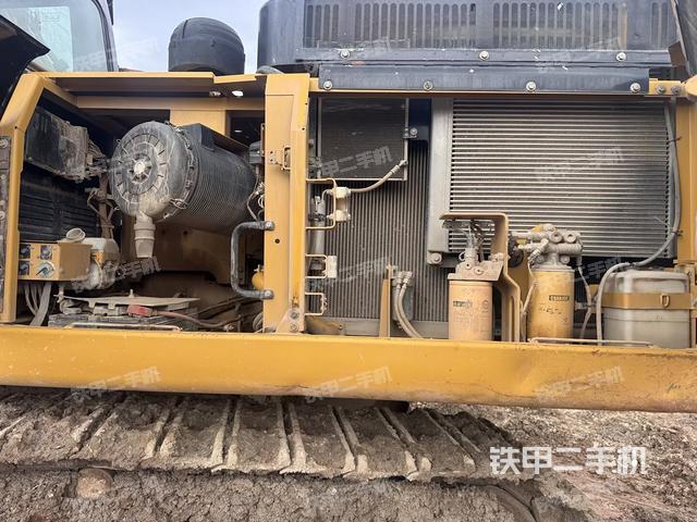 散熱器正面(大件艙室) 散熱器正面(大件艙室)