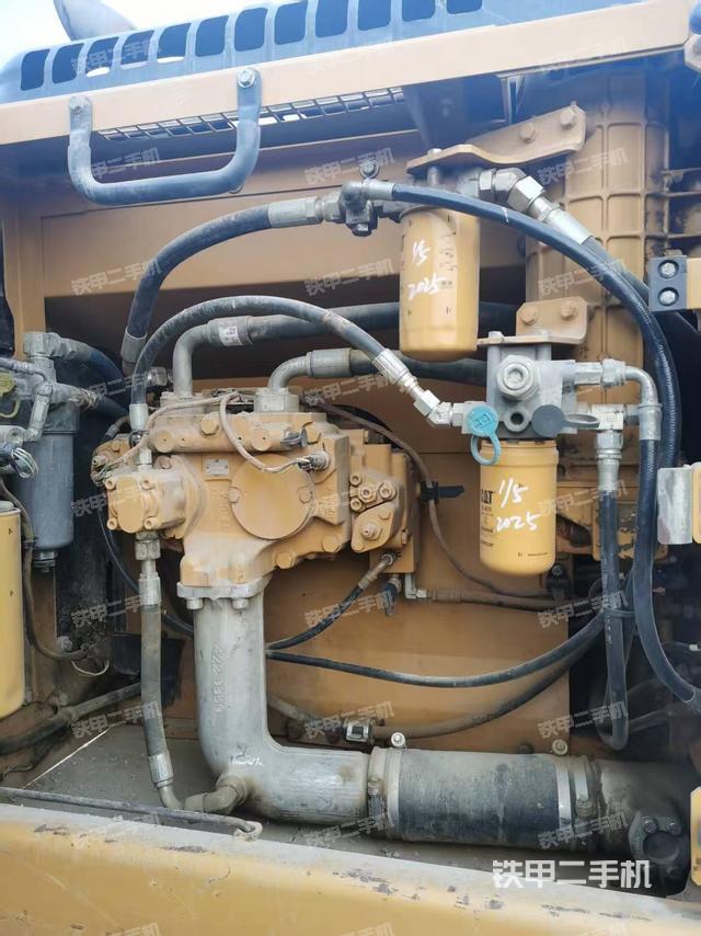 液壓泵艙室正面整體(整機外觀) 液壓泵艙室正面整體(整機外觀)