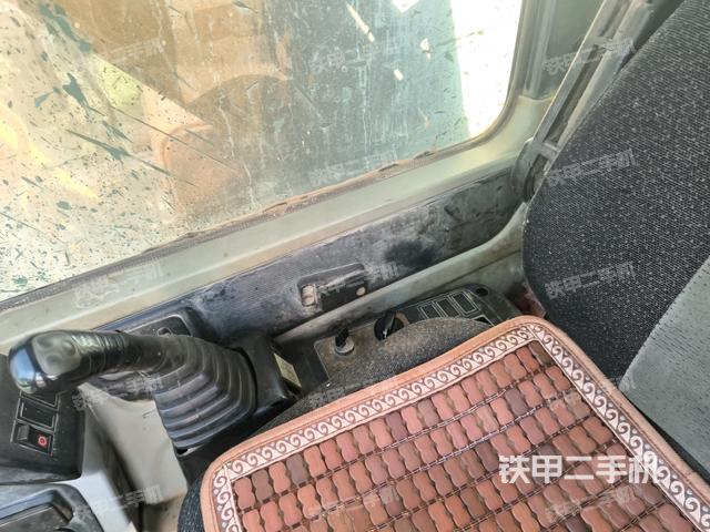 左后方玻璃角標(biāo)(駕駛室部分) 左后方玻璃角標(biāo)(駕駛室部分)