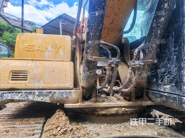 小臂整体右前(工作和回转装置) 小臂整体右前(工作和回转装置)