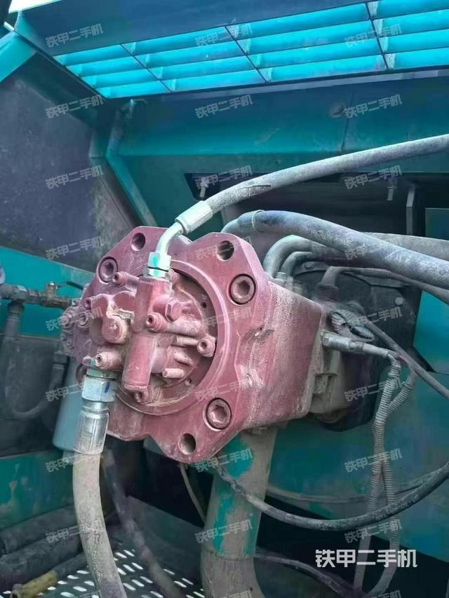液壓泵艙室正面整體(整機外觀) 液壓泵艙室正面整體(整機外觀)