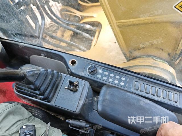 行走控制手柄和踏板?俯拍(駕駛室部分) 行走控制手柄和踏板?俯拍(駕駛室部分)