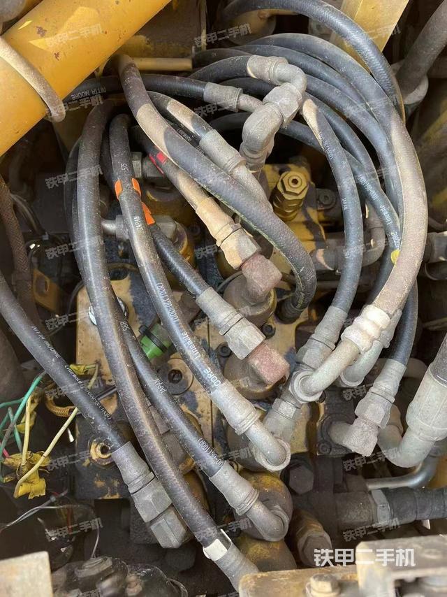 回转马达和主控阀（整机外观）