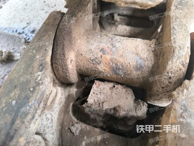 單側(cè)履帶整體(整機(jī)外觀) 單側(cè)履帶整體(整機(jī)外觀)