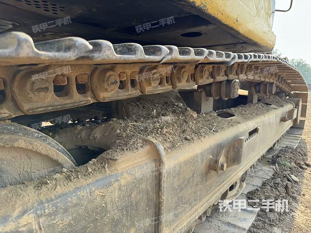 單側(cè)履帶整體(整機(jī)外觀) 單側(cè)履帶整體(整機(jī)外觀)