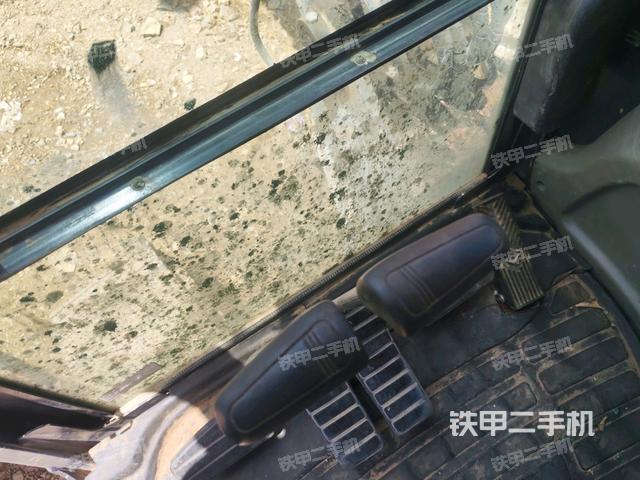行走控制手柄和踏板?俯拍(駕駛室部分) 行走控制手柄和踏板?俯拍(駕駛室部分)